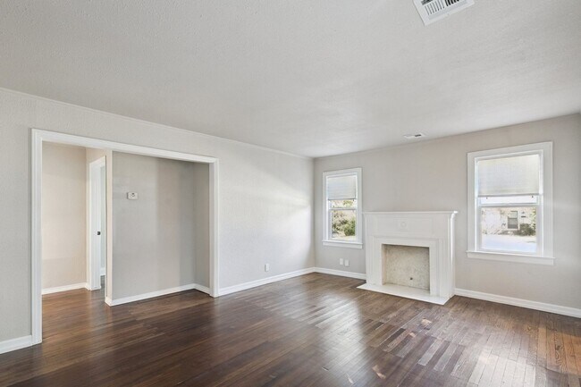 Building Photo - 3/1.5 Near TU Available Now!