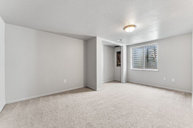 Building Photo - 4-Bed Arvada Home w/ Bedroom & Full Bathro...