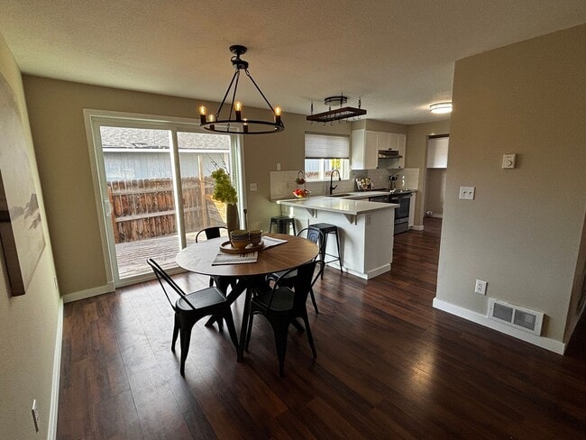 Building Photo - 4 bed 3 bath, Bonus room, Rv parking, Fenc...