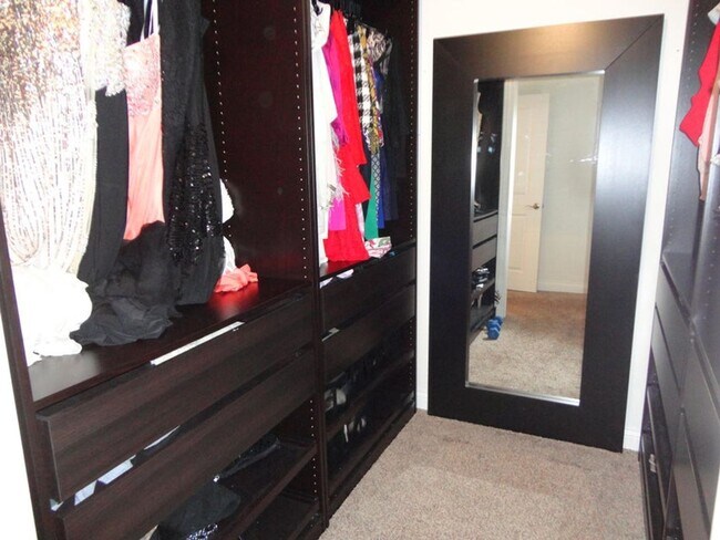 Building Photo - Large Condo For Rent