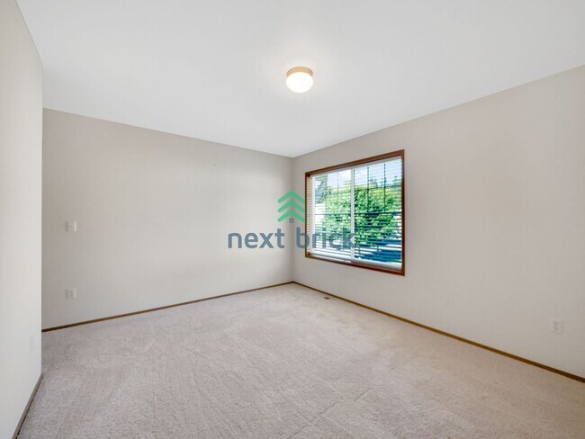 Building Photo - 4 Bed and 2.5 Bath Single-family Home is A...