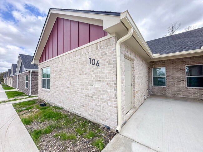 Building Photo - 106-106 Vitava Dr