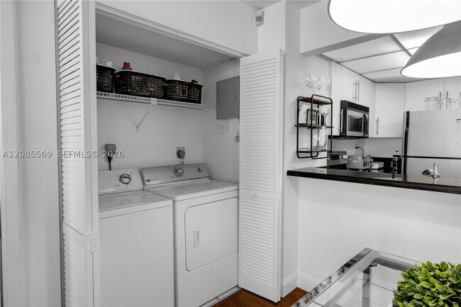 Building Photo - 540 Brickell Key Dr