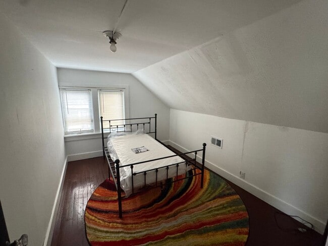 Building Photo - 5 bedrooms, 2.5 bathrooms