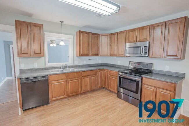 Building Photo - Spacious Rural Retreat in Norman with Open...