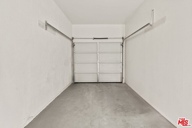 Building Photo - 820 W 98th St