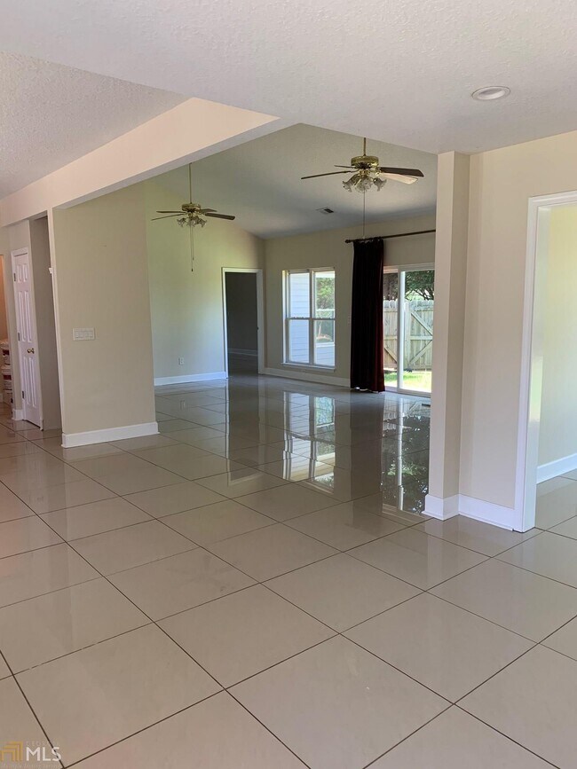 Building Photo - 5640 Raintree Trce