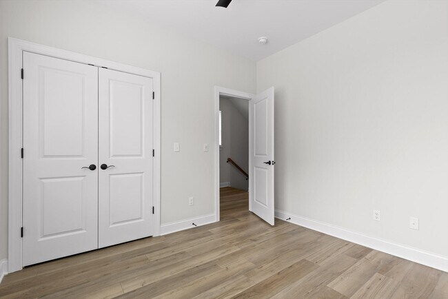 Building Photo - 715 Bespoke