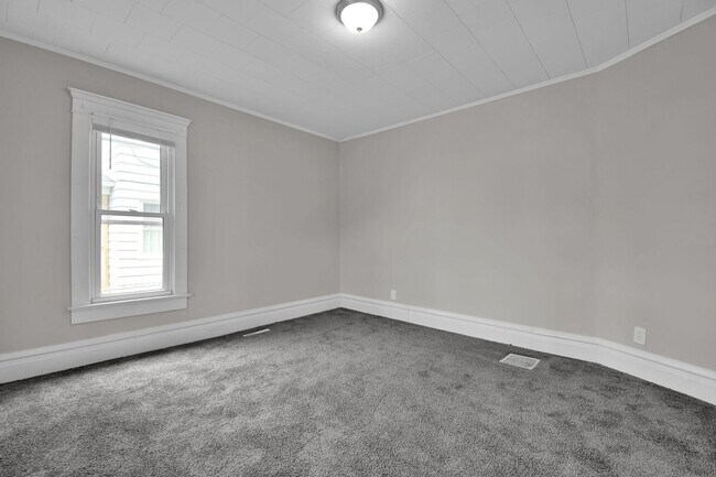 Building Photo - Large Single Family Rental - Available Now