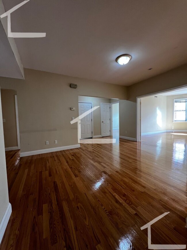 Building Photo - 9/1/25 Amazing South Campus 4BR/2BA w/balc...