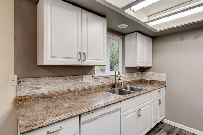 Building Photo - Welcome to this 3 Bed 2 Bath Home Close To Town