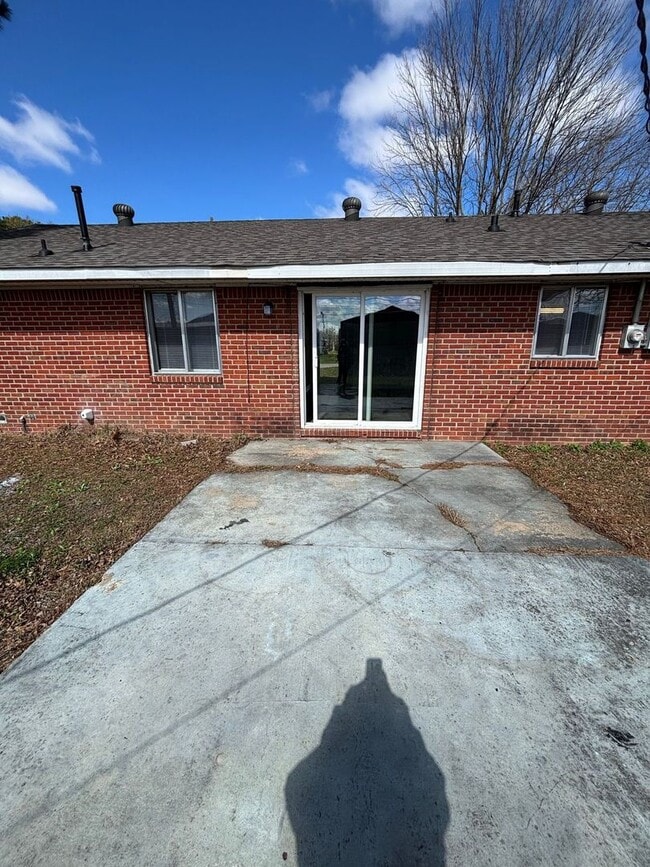 Building Photo - 1800 Fairlane-Move In Ready!