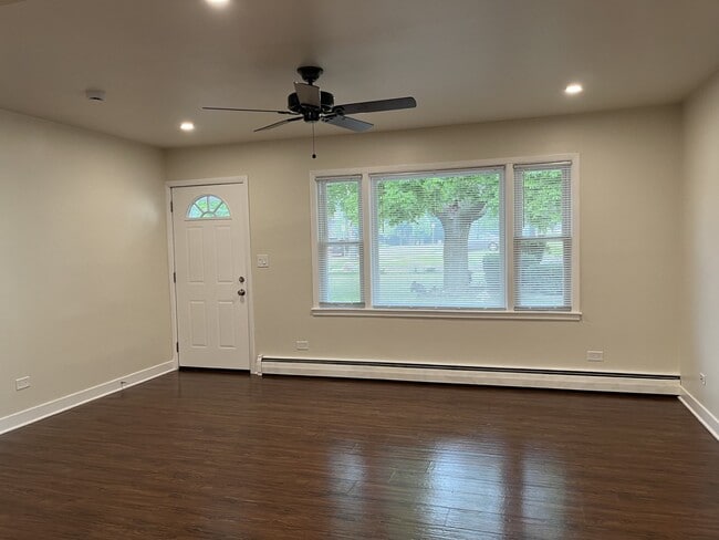 Building Photo - 209 W Maple Ave