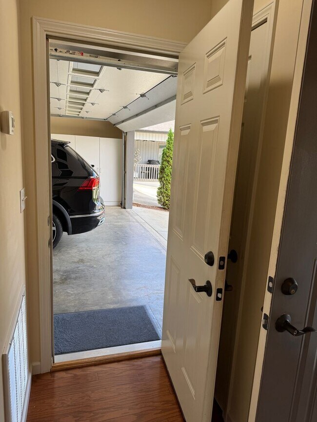 Building Photo - Weaverville - Well Kept Townhome with Flex Space