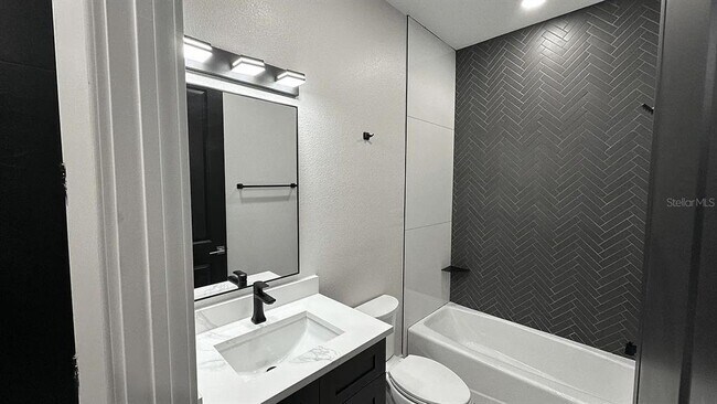 Building Photo - 710 Childs Ave