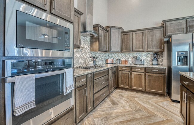 Building Photo - Eastside area for  Short or Long Term Rental(Completely Furnished) Beautiful 4 bed/2.5 baths