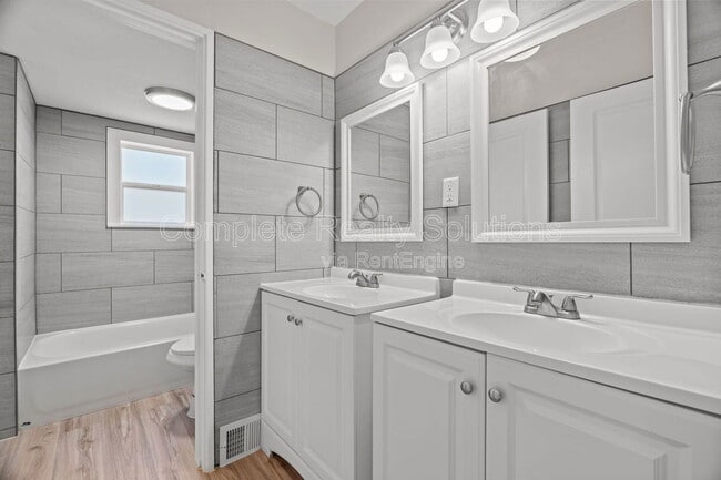 Building Photo - 9915 Castle Dr