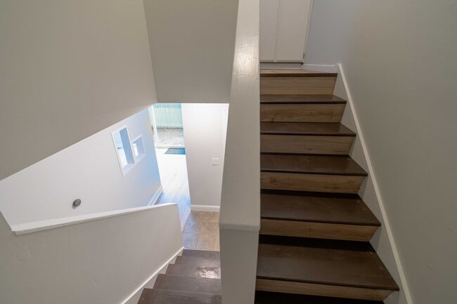 Building Photo - Charming 3 Bed 1.5 Bath Townhome in Wood Village!