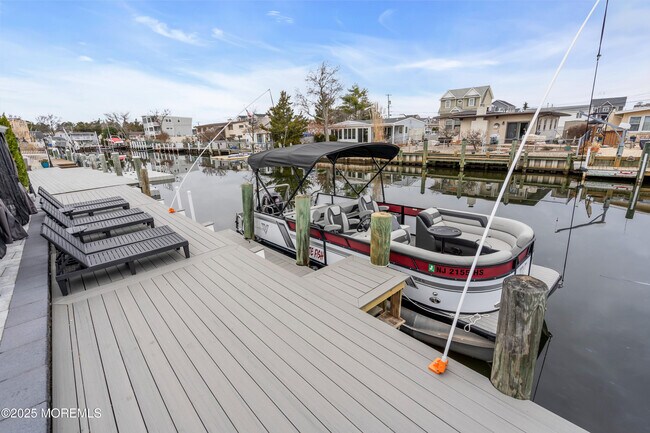 Building Photo - 320 Silver Lagoon Dr