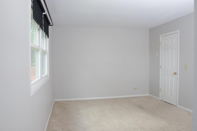 Master Bedroom with walk in closet - 152 Farm Gate Ln