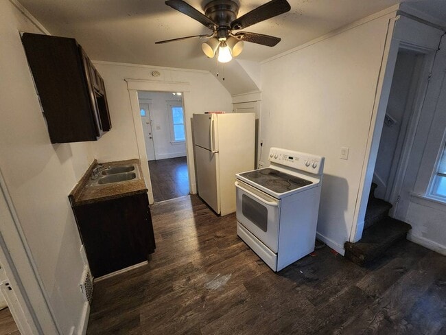 Building Photo - Charming 3-Bedroom Property in Prime Location