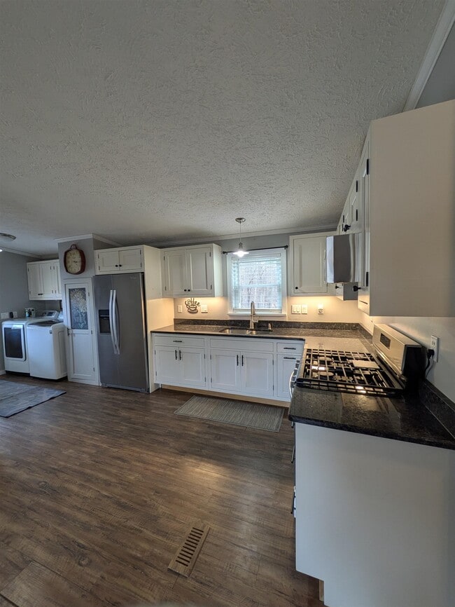 Building Photo - 11 Corn Hill Rd