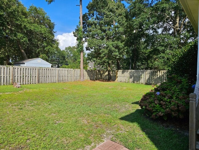 Building Photo - Beautiful unfurnished 4 bedroom, 2.5 bath ...