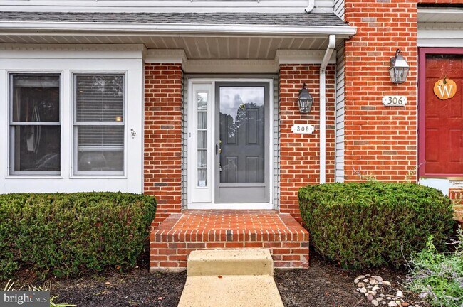 Building Photo - 305 Williamsburg Ct