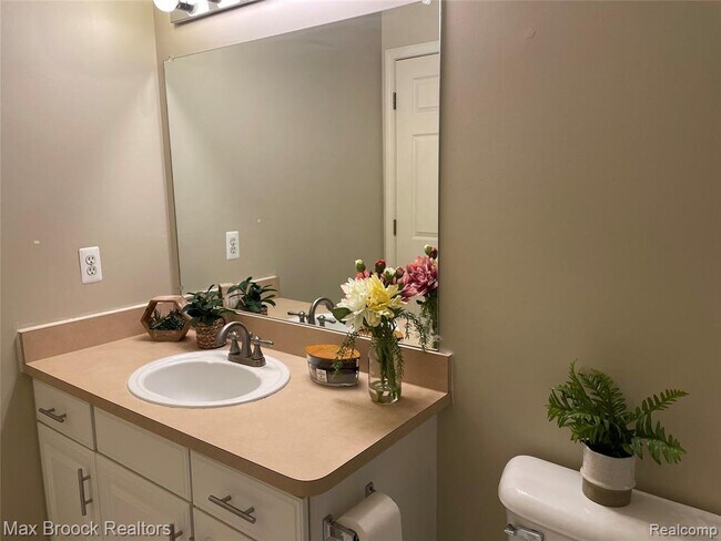 Building Photo - 924 Sandalwood Dr