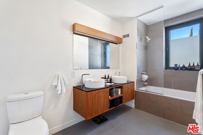 Building Photo - 3248 Descanso Dr