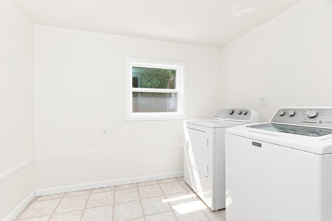 Building Photo - Beautiful Magnolia Home with Updated Kitchen, Spacious Yard & Flexible Living Space!- Available N...