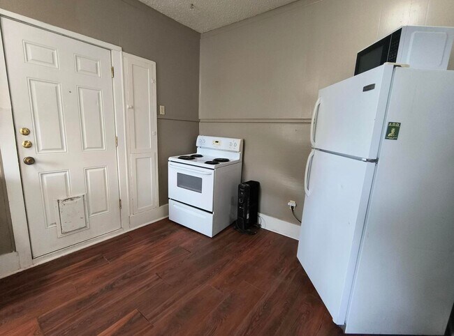 Building Photo - AFFORDABLE 1 Bedroom 1 Bath AVAILABLE NOW!