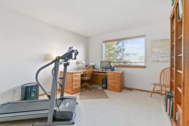 Building Photo - 829 W Sparrow Hawk Dr