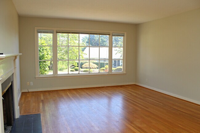 Building Photo - 8025-8027 SW Northvale Wy