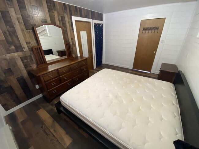 Building Photo - 31 SW Lake Roesiger Rd