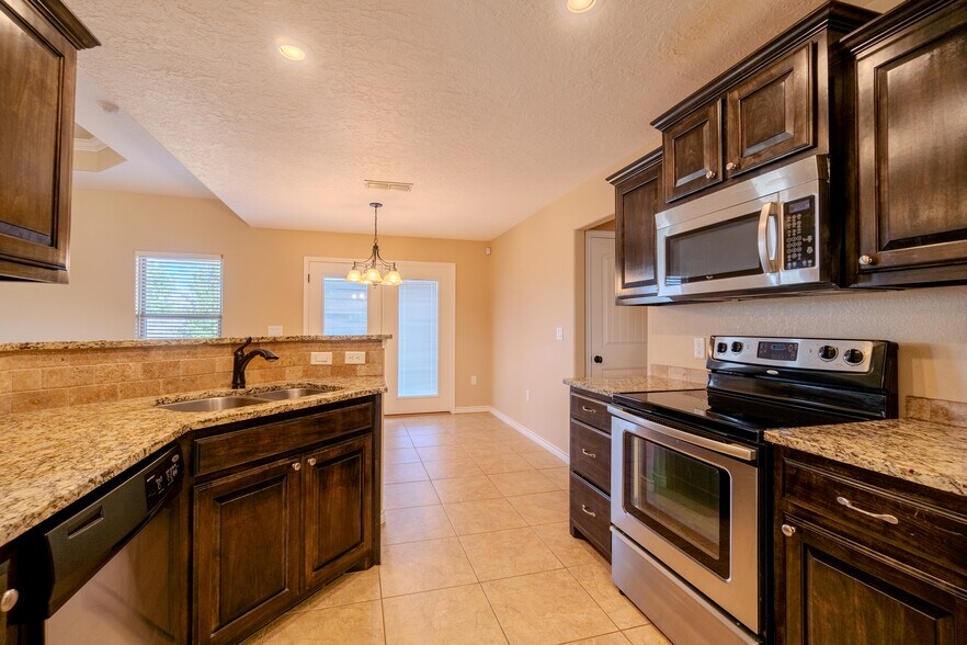 Building Photo - 2412 Cobblestone Cir