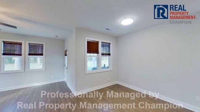 Building Photo - Beautiful Home in Hampstead on Spacious Lot