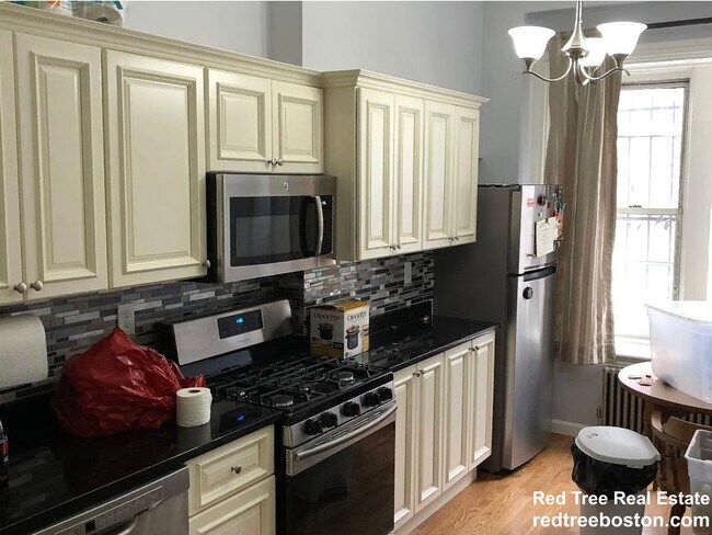 Primary Photo - 686 Parker St