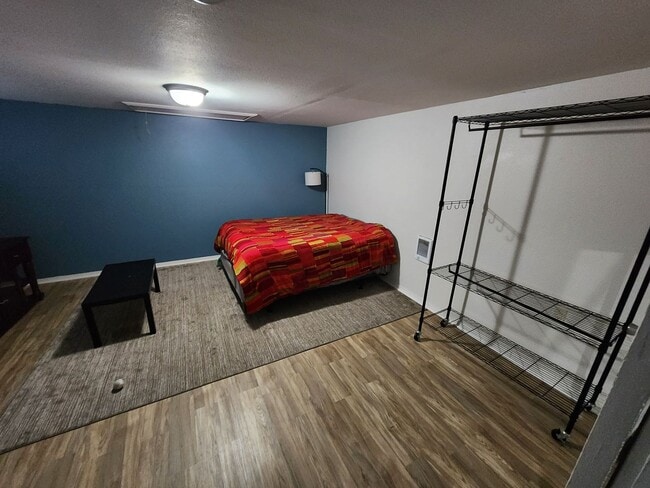 Building Photo - MOVE-IN SPECIAL $500 OFF!  2BD/1BA House with Bonus Room (Extra Bedroom)!