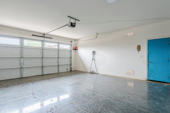 Building Photo - 2744 E Donato Dr