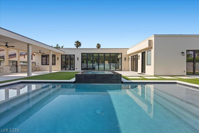 Building Photo - 2401 Driftwood Dr