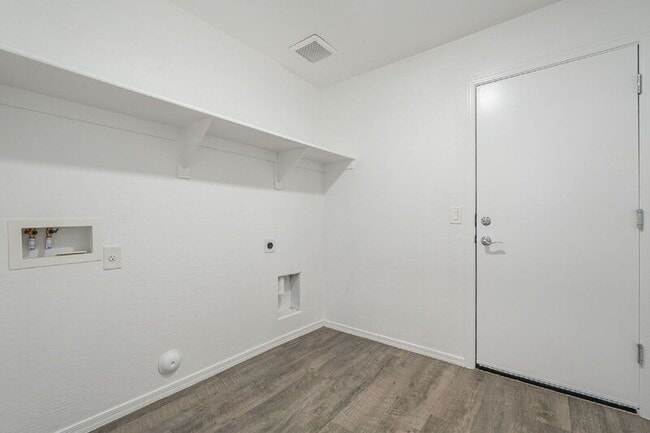 Building Photo - 1536 E Demain Dr