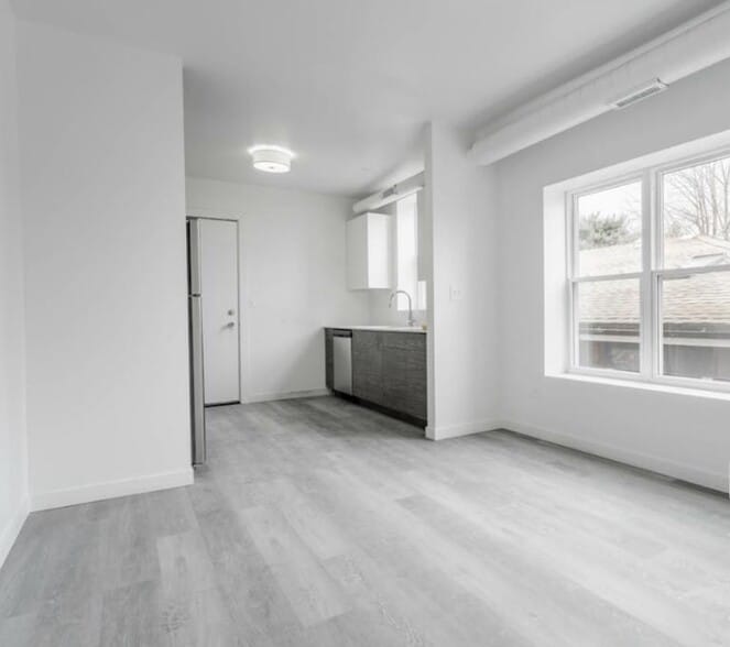 Building Photo - 1712 W Glenlake Ave