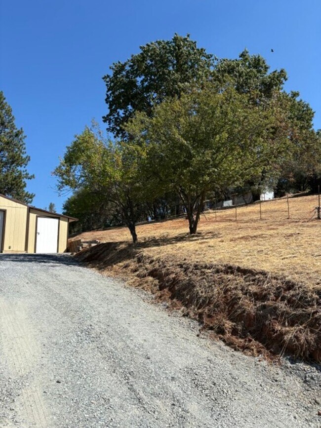 Building Photo - 2040 Upper Black Rock Rd