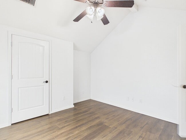 Building Photo - 4 bedroom in City View!