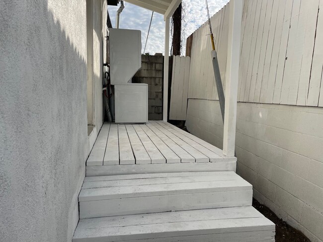 Building Photo - 1 MONTH FREE! 4 Bed 2 Bath in Echo Park wi...