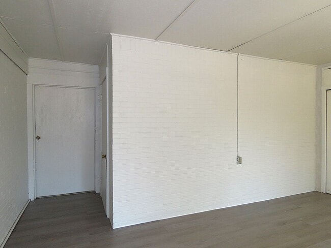 Building Photo - Lindale ISD, Spacious 3 Bedroom, 1 Bath House