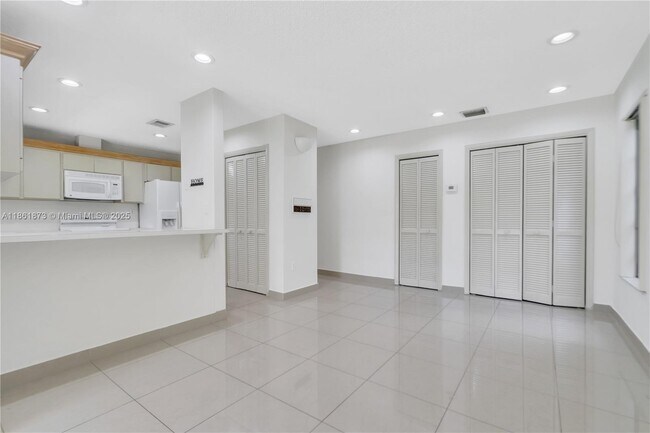 Building Photo - 4585 SW 87th Ave