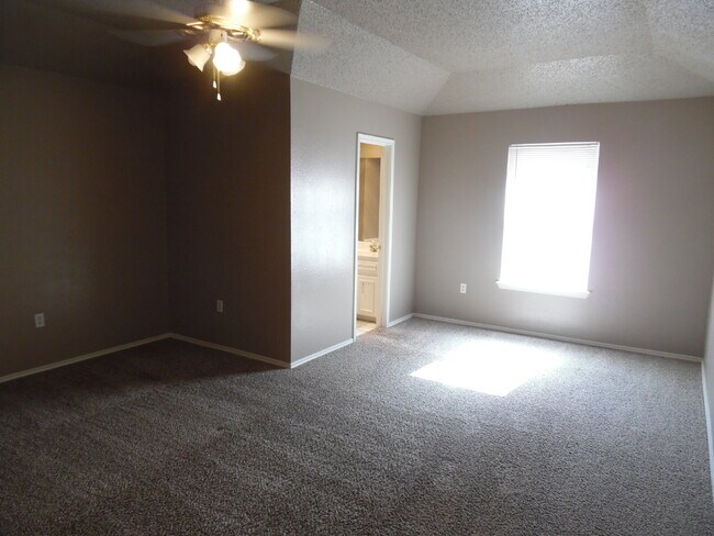 Building Photo - Captivating Townhome in Whisperwood