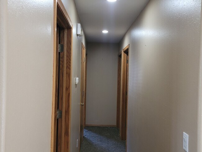 Building Photo - Three bedroom two bathroom twin home